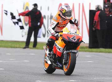 Έκπληξη με τον Ντοβιτσιόζο να βλέπει πρώτος την καρό σημαία του βρετανικού Moto GP