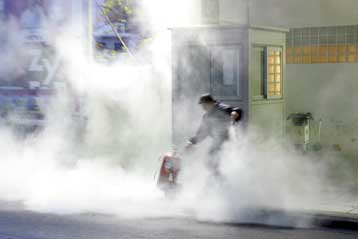 Μπαράζ εμπρηστικών επιθέσεων σε γραφεία πολιτικών κομμάτων στην Αθήνα