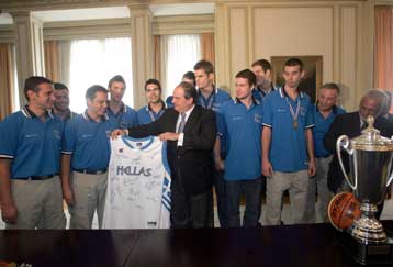 Ο πρωθυπουργός υποδέχτηκε την Εθνική νέων μπάσκετ στο Μαξίμου