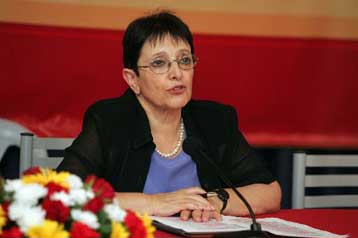 «Η Ελλάδα παρέχει πολιτικό άσυλο με το σταγονόμετρο» καταγγέλλει η Αλέκα Παπαρήγα