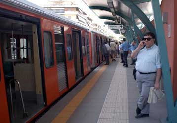 Στον υπουργό Μεταφορών απευθύνονται οι εταιρείες τηλεφωνίας για τα κινητά στον ΗΣΑΠ