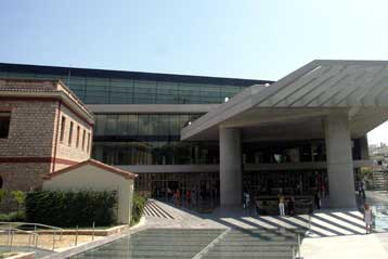 Συνεχίζονται οι αντιδράσεις για τις κομμένες σκηνές από το βίντεο του Κ.Γαβρά