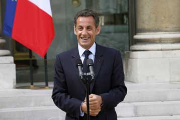 «Έμεινα από καύσιμα» αστειεύεται ο Σαρκοζί πριν φύγει διακοπές με την Κάρλα