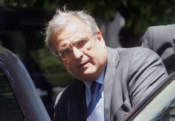 Στη Βουλή το νομοσχέδιο για την απελευθέρωση των υπηρεσιών