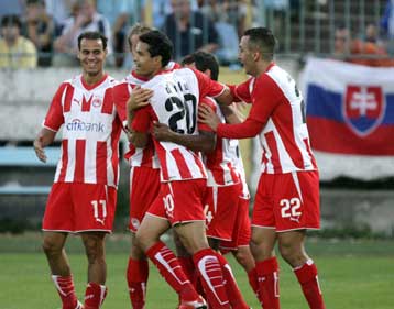 Ο Ολυμπιακός «αγκάλιασε» την πρόκριση μέσα στην Μπρατισλάβα