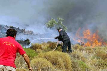 Υποψίες για εμπρησμούς προκαλούν οι νυχτερινές πυρκαγιές
