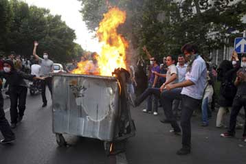 Συγκρούσεις αστυνομίας-διαδηλωτών σε επιμνημόσυνη τελετή στο Ιράν