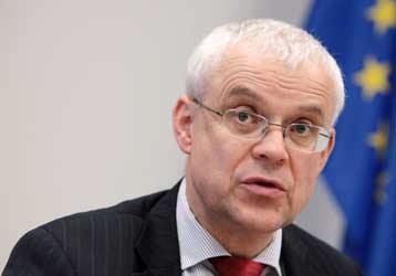 Αύξηση της γονικής άδειας σε τέσσερις μήνες από το 2011 προτείνει η Κομισιόν