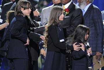 Με τη γιαγιά τους θα ζήσουν τα τρία παιδιά του Μάικλ Τζάκσον