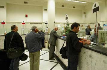 Μείωση στα επιτόκια καταθέσεων και δανείων τον Ιούνιο