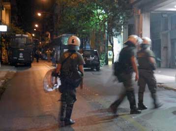 Επίθεση αγνώστων εναντίον διμοιρίας των ΜΑΤ στα Εξάρχεια