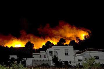 Συνεχίζουν το καταστροφικό τους έργο οι μεγάλες πυρκαγιές στην Ισπανία