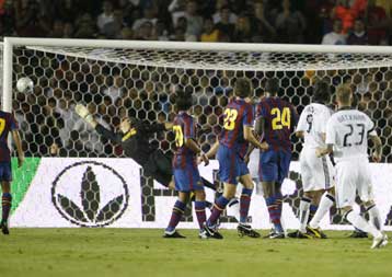 Οι «ρεζέρβες» της Μπαρτσελόνα νίκησαν τους Γκάλαξι και τον… Μπέκαμ