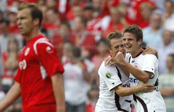 Αποκλεισμός σοκ του Ανόβερου, πρόκριση της Αϊντραχτ Φρανκφούρτης