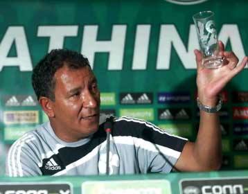 Ανατροπή και πρόκριση με πειθαρχία και τακτική ζητά ο Τεν Κάτε