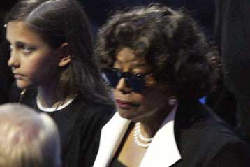 Στη μητέρα του Μάικλ Τζάκσον και επισήμως η κηδεμονία των τριών παιδιών