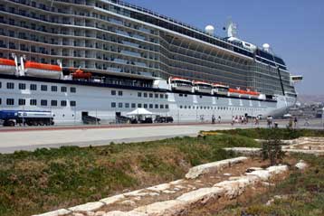 Σε καραντίνα στην καμπίνα τους δύο επιβάτες κρουαζιερόπλοιου με συμπτώματα γρίπης