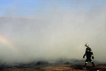 Υπό μερικό έλεγχο η πυρκαγιά που ξέσπασε έξω από το Κορωπί