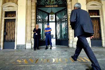 Παγώνουν για ένα έτος τα χρέη των μικρομεσαίων επιχειρήσεων της Ιταλίας στις τράπεζες