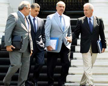 Διαψεύδει εκ νέου η κυβέρνηση τα σενάρια για πρόωρες εκλογές