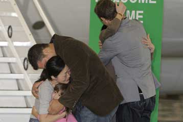 Στις ΗΠΑ επέστρεψαν οι δύο δημοσιογράφοι που κρατούνταν στη Βόρειο Κορέα