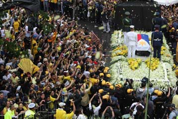 Σε κλίμα συγκίνησης η ταφή της πρώην προέδρου Κορασόν Ακίνο στις Φιλιππίνες