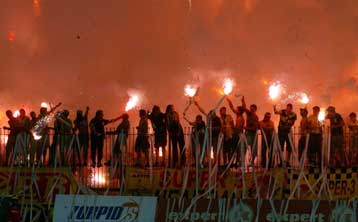 Λεωφορείο με οπαδούς του Αρη δέχθηκε επίθεση από περίπου 80 άτομα