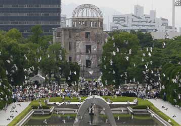 Χιλιάδες πολίτες τίμησαν τη μνήμη των ανθρώπων που χάθηκαν στη Χιροσίμα