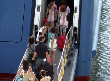 Νέο «κύμα» φυγής των αδειούχων του Αυγούστου