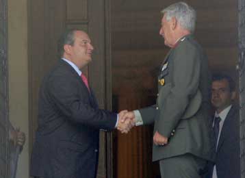 Εθιμοτυπική συνάντηση του απερχόμενου Α/ΓΕΕΘΑ με τον πρωθυπουργό