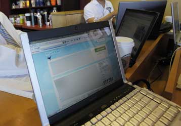 Ένα μπλόγκερ είχαν στόχο οι επιθέσεις που «γονάτισαν» το Twitter και το Facebook