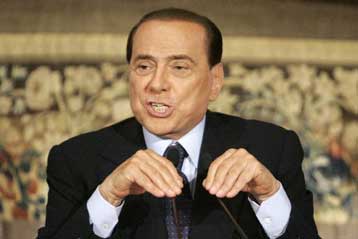 «Δεν χρωστάω συγγνώμη σε κανέναν» λέει ο Μπερλουσκόνι και φεύγει για διακοπές