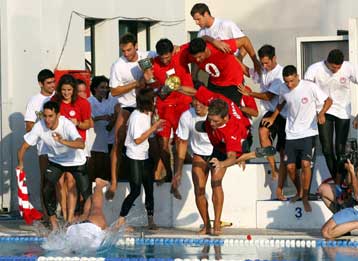 Αυτοκράτορας της πισίνας ο Ολυμπιακός, πανελλήνια ρεκόρ από Καλάργαρη και Λυμπερτά