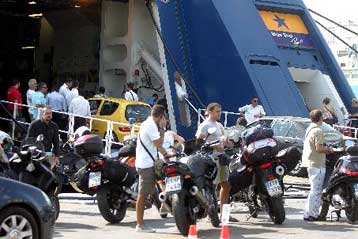 Ατελείωτη ταλαιπωρία για τους επιβάτες του πλοίου «Μαρίνα»