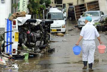 Δεκάδες νεκροί από τα ακραία καιρικά φαινόμενα που πλήττουν την Ασία