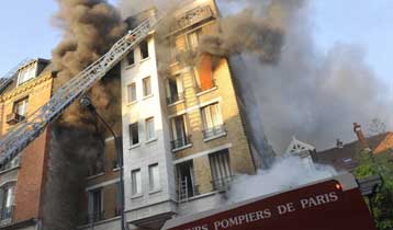 Πέντε νεκροί και 29 τραυματίες από πυρκαγιά σε συγκρότημα κατοικιών στο Παρίσι