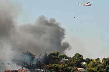 Πυρκαγιά σε δασική έκταση στον Κουβαρά Αττικής