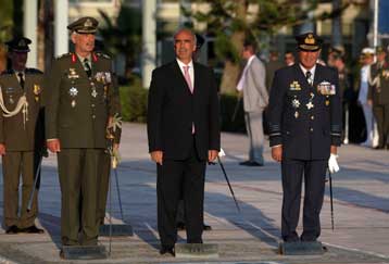 Παρουσία του υπουργού Αμυνας η τελετή παράδοσης-παραλαβής αρχηγού ΓΕΕΘΑ