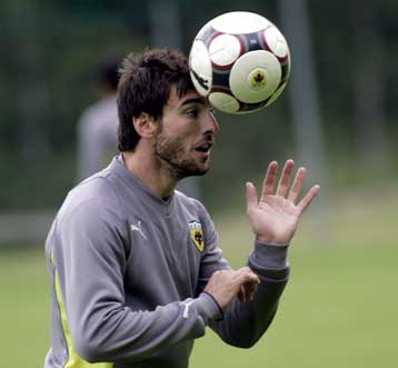 Χωρίς τον Καράμπελα η ΑΕΚ στις αναμετρήσεις με τη Βασλούι