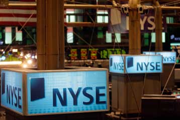 Πτώση σε ευρωπαϊκά χρηματιστήρια και Γουόλ Στριτ τη Δευτέρα