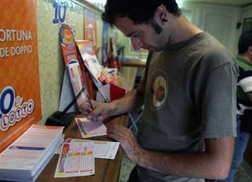 Το ποσό των 131 εκατ. ευρώ κυνηγούν οι Ιταλοί μετά το νέο τζακ ποτ του Λότο