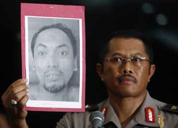 Επιβεβαιώνουν οι Ινδονήσιοι ότι ο πλέον επικίνδυνος τρομοκράτης είναι ζωντανός