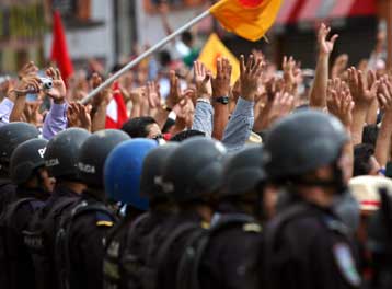 Aπαγόρευση κυκλοφορίας στην Ονδούρα μετά την ογκώδη διαδήλωση υπέρ του Σελάγια