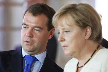 Για οικονομική συνεργασία και τη διεθνή σκηνή συζητούν Μέρκελ-Μεντβέντεφ