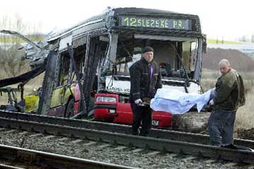 Δέκα νεκροί σε σύγκρουση τρένου με λεωφορείο στη Ρουμανία