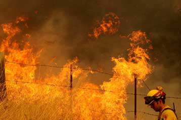 Για τέταρτη μέρα συνεχίζεται ο πύρινος εφιάλτης στην Καλιφόρνια
