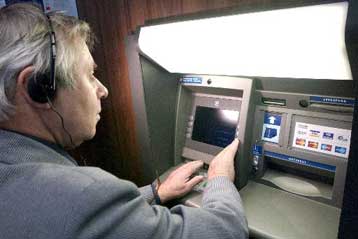 Σύλληψη δύο ατόμων που παγίδευαν ΑΤΜ τραπεζών