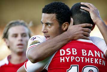 Επικράτηση με σασπένς της Αϊντχόφεν επί του Αγιαξ, νίκη της Μπρέντα στο φινάλε