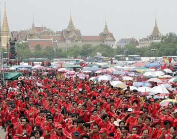 Στους δρόμους της Ταϊλάνδης και πάλι οι «κόκκινοι διαδηλωτές» του πρώην πρωθυπουργού