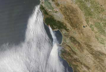 Σε ύφεση τα δύο πύρινα μέτωπα στην Καλιφόρνια